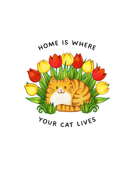 Egy mosolygós cica ül a színes tulipánok között, a "HOME IS WHERE YOUR CAT LIVES" szöveg keretezi a képet, ami meghitt otthonosságot sugall. 