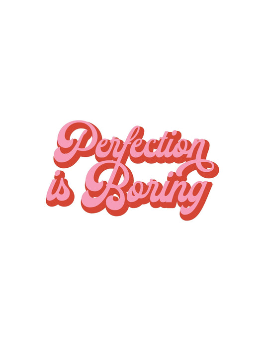 Egy merész és inspiráló szöveges grafika, amely azt hirdeti, hogy a "Perfection is Boring". Az élénk rózsaszín árnyalatok és a játékos betűtípus lendületet és egyéniség kifejezését hangsúlyozzák. 