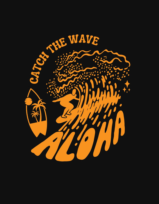 Egy szörfös figurát ábrázoló, dinamikus hullámokkal teli design, melyen az "Catch The Wave - ALOHA" felirat olvasható, kifejezve a tenger és a szörfözés iránti szenvedélyt. 
