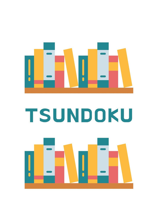 Egy sor polcokon rendezett, színes könyvek láthatóak, közöttük egy dőlő, kiemelkedő könyv. A "TSUNDOKU" szó hangsúlyozza ezt a látványos kompozíciót. 