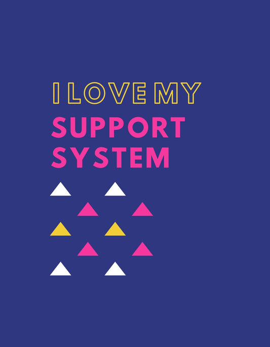 Egy modern, minimalista dizájn, mely sárga, rózsaszín és fehér színekben pompázó háromszögeket, valamint az "I LOVE MY SUPPORT SYSTEM" feliratot jeleníti meg sötétkék háttér előtt. 