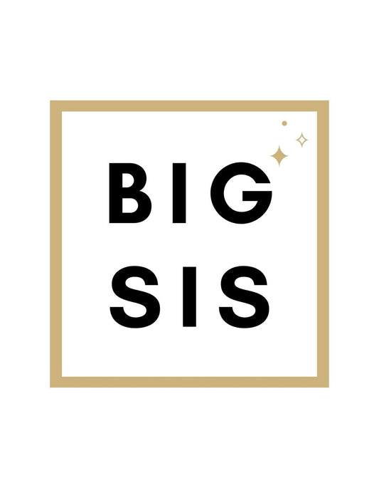 Aranykeretes "BIG SIS" felirat, csillogó csillagokkal díszítve, amelyek a nagytestvériséget ünneplik. 