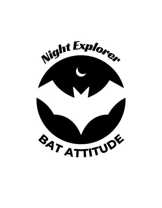 Egy merész és titokzatos grafika, mely egy denevérszárnyak között meghúzódó holdat ábrázol a "Night Explorer - BAT ATTITUDE" felirattal. 