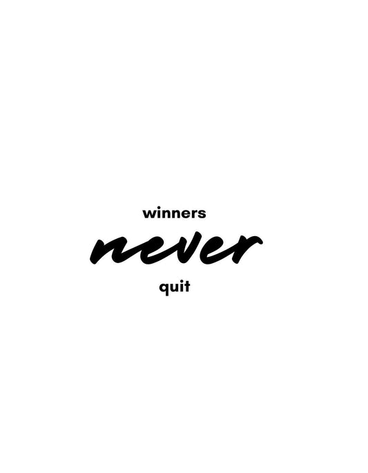 Egy motiváló üzenet díszeleg az egyszerű, mégis hatásos dizájnon: "winners never quit" felirat látható. Letisztult betűtípus segít közvetíteni a győztes mentalitást és kitartást. 