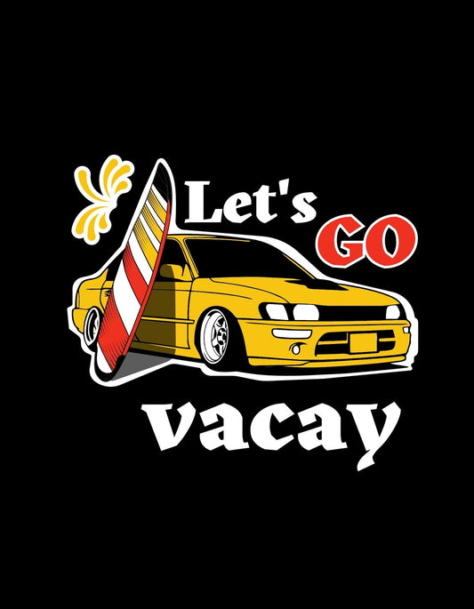 Egy sárga autó látható, mellette egy szörfdeszka, valamint a "Let's GO vacay" felirat, ami üdítő, vakációs hangulatot áraszt. 