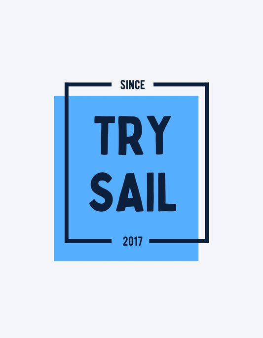 Kortárs grafikával és tiszta, szemrevaló betűtípusokkal rendelkező dizájn. A képen egy modern, "SINCE TRY SAIL 2017" felirat látható, mely inspiráló hatást kelt mindegyik vitorlázás és kaland szerelmese számára.