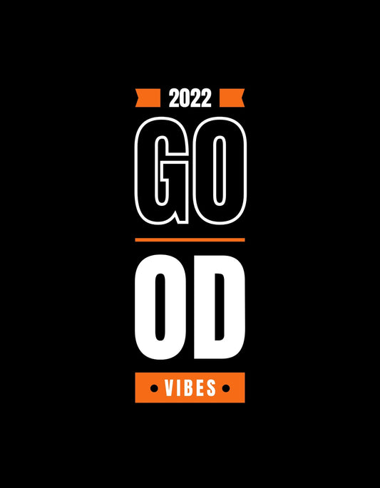 Egy letisztult dizájnnal ellátott kép, amely az "2022 GOOD VIBES" szöveget tartalmazza, narancs és fehér színkombinációval egy sötét hátteren.