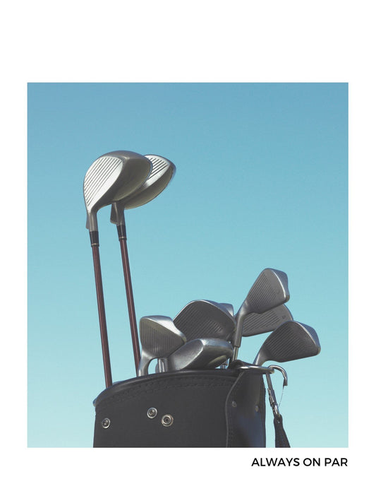 A képen egy golfütőkkel teli táska látható, derűs, kék égbolt alatt, ami a golf szeretetét és az eleganciát hangsúlyozza. 