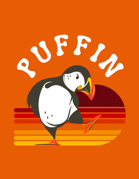 Egy vidám lumma látható narancssárga háttér előtt, színes naplementével, a "PUFFIN" felirat vidámságot sugárzó betűivel. 