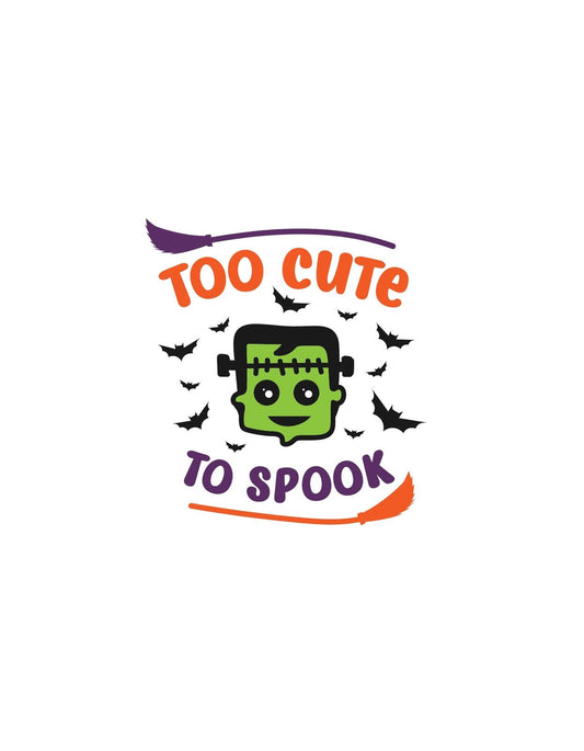 Aranyos Frankenstein mintás vicces grafika, körülötte denevérekkel és a "Too Cute To Spook" felirattal. Vidám és barátságos hangulatot áraszt, tökéletes választás Halloweenkor. 