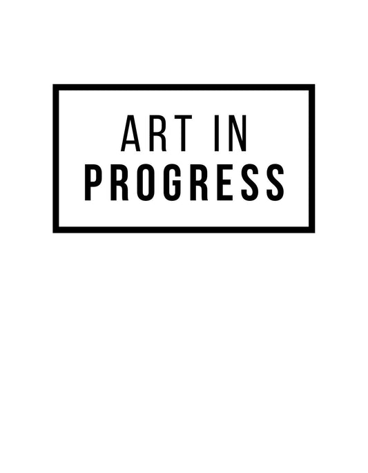 Egy kreatív, minimalista dizájn, ami az "ART IN PROGRESS" feliratot középre helyezi, kifejezve ezzel az alkotás és fejlődés folyamatát. 