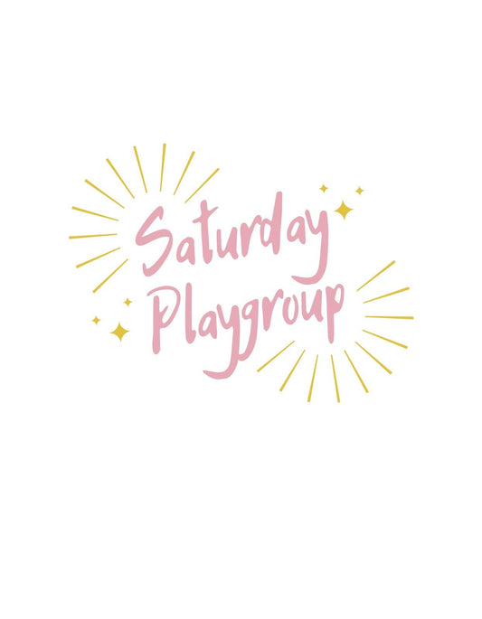 Egy vidám és játékos felirat olvasható a képen, "Saturday Playgroup" szöveggel, mely körül csillagok és sugárzó vonalak teszik még élénkebbé a tervezést. 