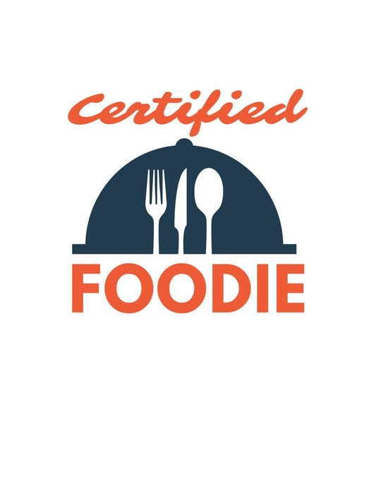 Egy modern és vidám tervezés, ami a "Certified Foodie" feliratot mutatja, ételszínű körvonallal és evőeszközökkel. Megjeleníti az étkezés szeretetét és a gasztronómia iránti szenvedélyt. 