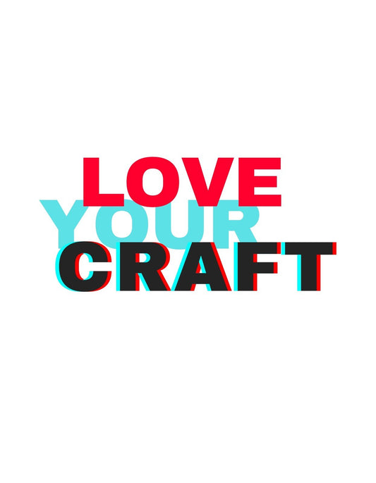 Egy letisztult dizájn, mely a "LOVE YOUR CRAFT" feliratot jeleníti meg élénk piros és kék színekben, összefonódó stílusban. 